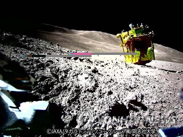 달 표면에 착륙한 일본 달 탐사선 '슬림' (도쿄=연합뉴스) 일본 우주항공연구개발기구(JAXA)는 25일 기자회견을 열고 20일 달 표면에 성공적으로 착륙한 달 탐사선 '슬림'의 사진을 공개했다. 사진은 JAXA가 장난감 업체 다카라 토미와 공동 개발한 공 모양의 변형 로봇 '소라-Q'가 촬영한 슬림의 모습. [JAXA, 다카라 토미, 소니그룹, 도시샤대학 제공. 재판매 및 DB금지] sungjinpark@yna.co.kr