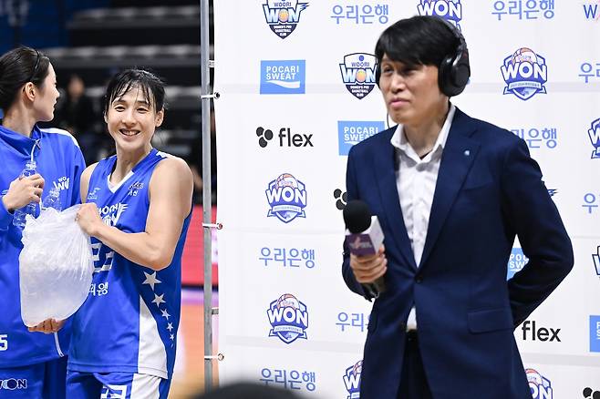 300승 인터뷰를 준비 중인 위성우 감독(오른쪽)과 얼음 세례를 준비 중인 김단비. [WKBL 제공. 재판매 및 DB 금지]