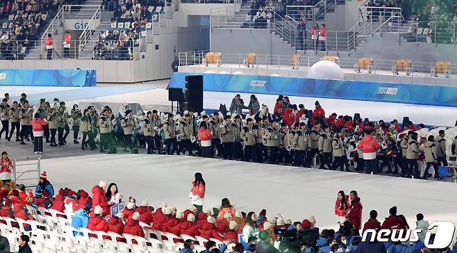 19일 오후 강원도 강릉 스피드스케이팅 경기장(강릉 OVAL)에서 열린 2024 강원동계청소년올림픽 개회식에서 대한민국 선수들이 입장하고 있다. 이번 ‘강원동계청소년올림픽’은 ‘우리 빛나자(Let Us Shine)’를 주제로 열리는 개회식을 시작으로 2월 1일까지 강원도 강릉과 평창, 정선, 횡성 등 4개 시·군에서 열리며 80여 개국 선수단 2,950여 명이 참여한다. 2024.1.19/뉴스1 ⓒ News1 김진환 기자