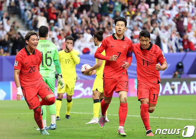 대한민국 축구대표팀 손흥민이 25일(현지시간) 카타르 알와크라 알자누브 스타디움에서 열린 2023 아시아축구연맹(AFC) 카타르 아시안컵 조별리그 E조 조별리그 3차전 대한민국과 말레이시아의 경기에서 페널티킥을 넣은 후 황희찬과 기뻐하고 있다. 2024.1.25/뉴스1 ⓒ News1 김성진 기자