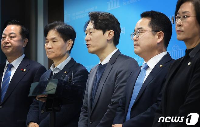 이탄희 더불어민주당 의원 등이 26일 서울 여의도 국회 소통관에서 민주개혁진보대연합 촉구 기자회견을 마치고 취재진의 질문을 받고 있다. 이날 기자회견에 참석한 의원들은 "병립형 퇴행은 악수 중의 악수"라며 "지역구 민주당, 비례 연합으로 연동형 약속을 지키는 민주개혁진보대연합을 이루어야 한다"고 주장했다. 2024.1.26/뉴스1 ⓒ News1 송원영 기자