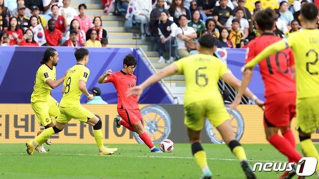 대한민국 축구대표팀 이강인이 25일(현지시간) 카타르 알와크라 알자누브 스타디움에서 열린 2023 아시아축구연맹(AFC) 카타르 아시안컵 조별리그 E조 조별리그 3차전 대한민국과 말레이시아의 경기에서 크로스를 올리고 있다. 2024.1.25/뉴스1 ⓒ News1 김성진 기자