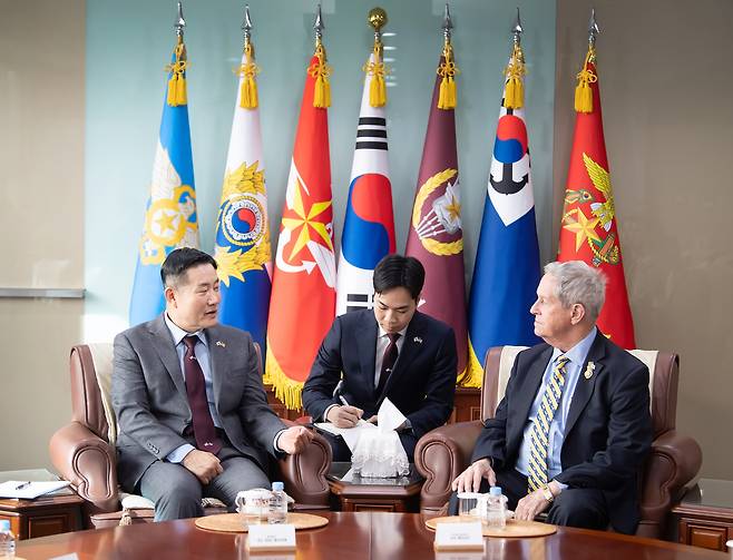 신원식 국방부 장관(왼쪽)과 조 윌슨 미국 하원의원.(국방부 제공)