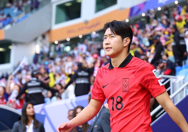 25일(현지시간) 카타르 도하 알자누브 스타디움 열린 2023 아시아축구연맹(AFC) 아시안컵 조별리그 E조 최종전 한국과 말레이시아의 경기. 이강인이 경기장에 들어서고 있다. 도하 | 연합뉴스