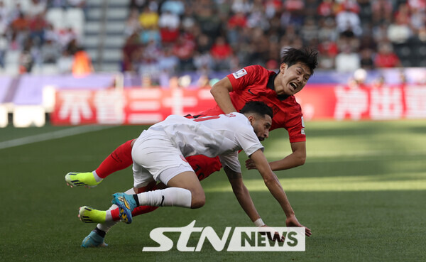 15일 (현지시각) 카타르 도하 자심 빈 하마드 스타디움에서 열린 2023 아시아축구연맹(AFC) 카타르 아시안컵 E조 조별리그 1차전 대한민국과 바레인의 경기, 전반 이강인이 몸싸움을 하고 있다. 사진┃뉴시스