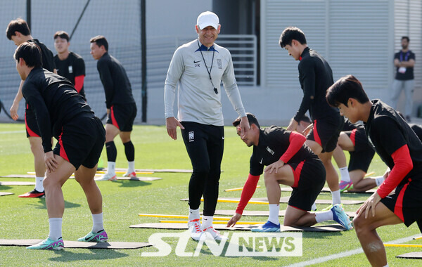 대한민국 축구대표팀 위르겐 클린스만 감독이 14일(현지시간) 카타르 도하 알 에글라 트레이닝센터에서 훈련를 지켜보고 있다. 위르겐 클린스만 감독이 이끄는 대표팀은 오는 15일 E조 조별리그 첫 경기인 바레인전을 시작으로 20일 요르단, 25일 말레이시아와 경기를 치른다. 사진┃뉴시스