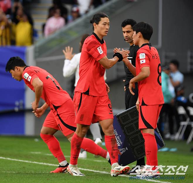 25일(현지시간) 카타르 알와크라 알자누브 스타디움에서 열린 2023 아시아축구연맹(AFC) 카타르 아시안컵 대한민국과 말레이시아의 경기. 후반 조규성이 빠지고 황희찬이 투입되고 있다. 알와크라(카타르)=박재만 기자pjm@sportschosun.com/2023.01.25/