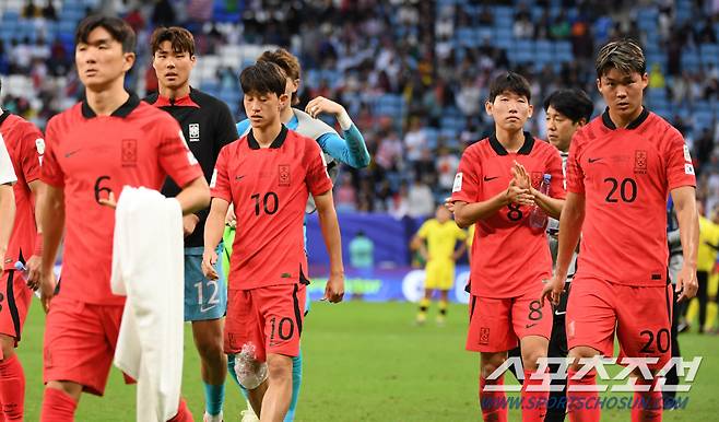 25일(현지시간) 카타르 알와크라 알자누브 스타디움에서 열린 2023 아시아축구연맹(AFC) 카타르 아시안컵 대한민국과 말레이시아의 경기. 무승부를 기록한 대한민국 선수들이 아쉬워하고 있다. 알와크라(카타르)=박재만 기자pjm@sportschosun.com/2023.01.25/