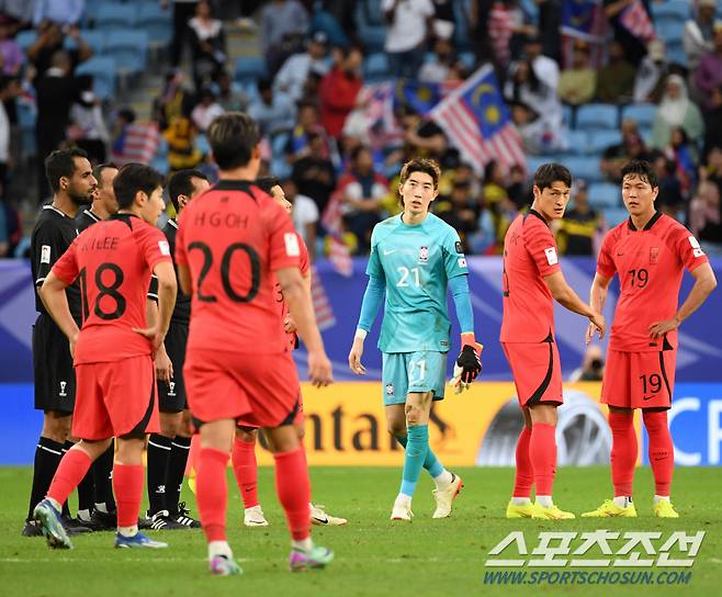 25일(현지시간) 카타르 알와크라 알자누브 스타디움에서 열린 2023 아시아축구연맹(AFC) 카타르 아시안컵 대한민국과 말레이시아의 경기. 무승부를 기록한 대한민국 선수들이 아쉬워하고 있다. 알와크라(카타르)=박재만 기자pjm@sportschosun.com/2023.01.25/