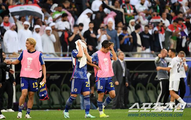 19일(현지시간) 카타르 도하 에듀케이션 시티 스타디움에서 열린 2023 아시아축구연맹(AFC) 카타르 아시안컵 이라크와 일본의 경기. 경기에서 패한 일본 선수들이 아쉬워하고 있다. 알라이얀(카타르)=박재만 기자 pjm@sportschosun.com/2023.01.19/