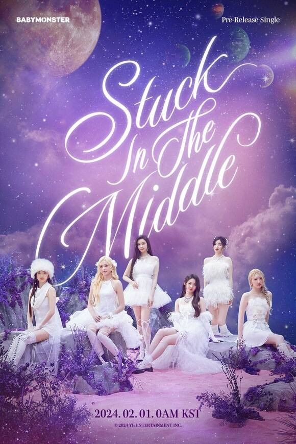 베이비몬스터가 신곡 'Stuck In The Middle' 콘셉트를 엿볼 수 있는 포스터를 공개했다. 이전과 확연히 다른 청초하고 몽환적인 무드를 예고했다. /YG엔터