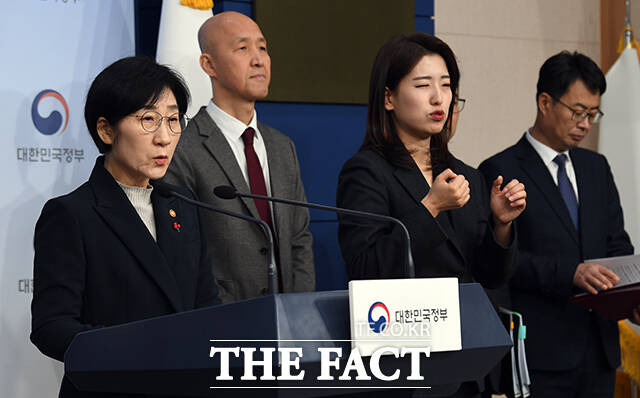 한화진 환경부 장관(왼쪽)이 25일 오전 서울 종로구 정부서울청사 별관 브리핑실에서 2024년 환경부 주요정책 추진계획을 발표하고 있다. /임영무 기자