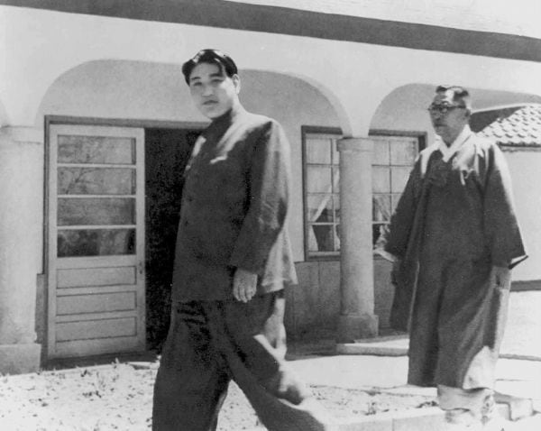 1948년 4월 남북협상 당시 회의장으로 향해 가는 김일성(왼쪽)과 김구.