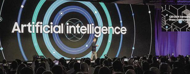 삼성전자가 지난 8일(현지시각) 미국 라스베이거스에서 열린 세계 최대 전자 전시회 ‘CES 2024′의 프레스 컨퍼런스에서 ‘모두를 위한 AI: 일상 속 똑똑한 초연결 경험(AI for All: Connectivity in the Age of AI)’를 위한 비전을 공개했다. 삼성전자 한종희 대표이사 부회장이 연설을 하고 있는 모습. / 삼성전자 제공