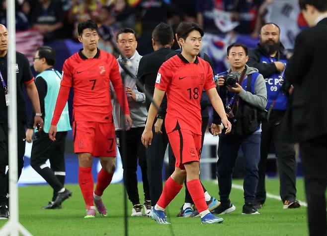 대한민국 축구대표팀 손흥민과 이강인이 25일(현지시간) 카타르 알와크라 알자누브 스타디움에서 열린 2023 아시아축구연맹(AFC) 카타르 아시안컵 조별리그 E조 조별리그 3차전 대한민국과 말레이시아의 경기에서 3-3 무승부를 기록한 후 아쉬워하고 있다. 2024.1.25/뉴스1 ⓒ News1 김성진 기자