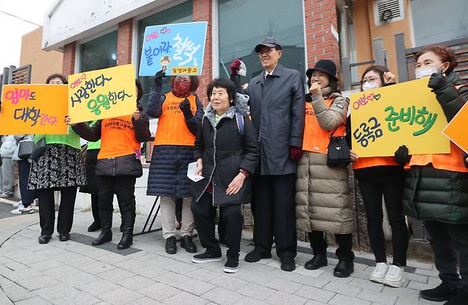 2024학년도 대학수학능력시험 최고령 수험생 김정자 할머니가 16일 오전 서울 마포구 서울여자고등학교에서 일성여중고 학우들의 응원을 받으며 시험장으로 입실하고 있다. /연합뉴스