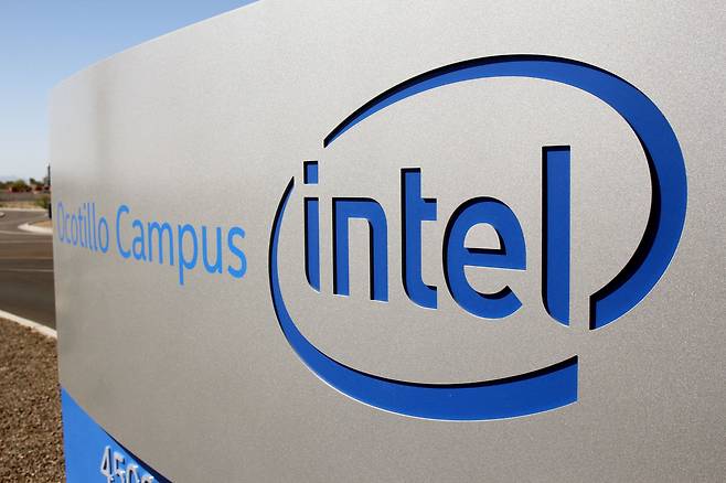 <YONHAP PHOTO-1209> FILE PHOTO: The logo for the Intel Corporation is seen on a sign outside the Fab 42 microprocessor manufacturing site in Chandler, Arizona, U.S., October 2, 2020. REUTERS/Nathan Frandino//File Photo/2024-01-26 07:00:30/<저작권자 ⓒ 1980-2024 ㈜연합뉴스. 무단 전재 재배포 금지, AI 학습 및 활용 금지>