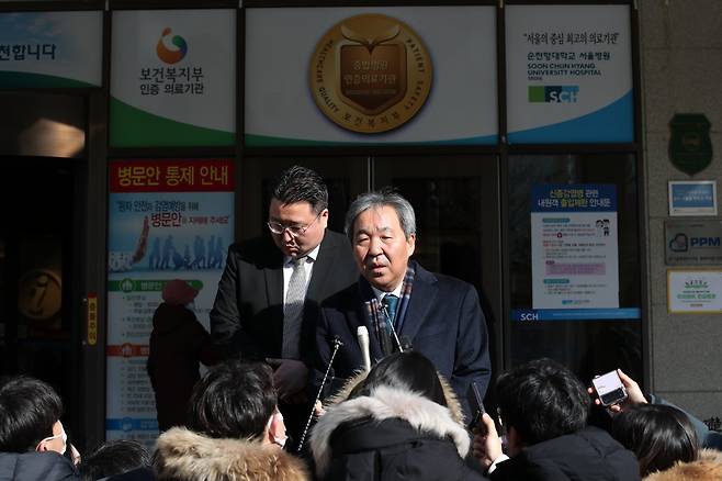 한오섭 정무수석이 26일 오전 배현진 국민의힘 의원이 입원 중인 서울 용산구 순천향대병원을 찾아 병문안을 마치고 취재진의 질문에 답하고 있다. 2024.1.26. 뉴스1