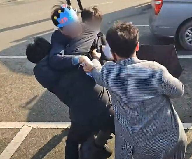 지난 2일 부산 가덕도 신공항 부지를 방문한 더불어민주당 이재명 대표를 흉기로 공격한 김아무개씨가 현장에서 경찰에 체포되고 있다. 바른소리 TV 유튜브 갈무리. 연합뉴스