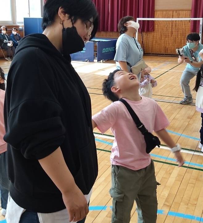 지난해 학교 체육대회 때 준서와 엄마가 함께 웃고 있다. 조명실 제공