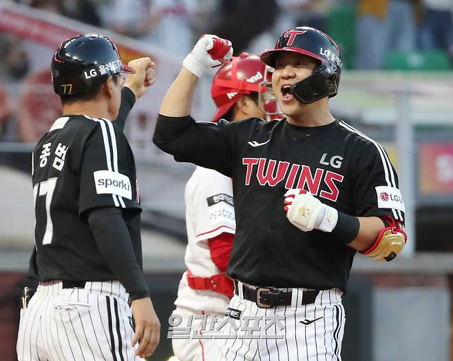 2023 KBO 프로야구 SSG 랜더스와 LG 트윈스의 경기가 23일 오후 인천SSG랜더스필드에서 열렸다. 4회초 2사 만루 김민성이 만루홈런을 치고 홈인하며 기뻐하고 있다. 인천=김민규 기자 /2023.05.23/