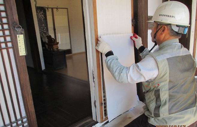 ▲ 광주문화유산돌봄센터 직원들은 현장업무에 적용하는 전문 특수자격증을 취득해 전문성을 높이고 있다. 사진은 이장우 가옥의 도배 모습.