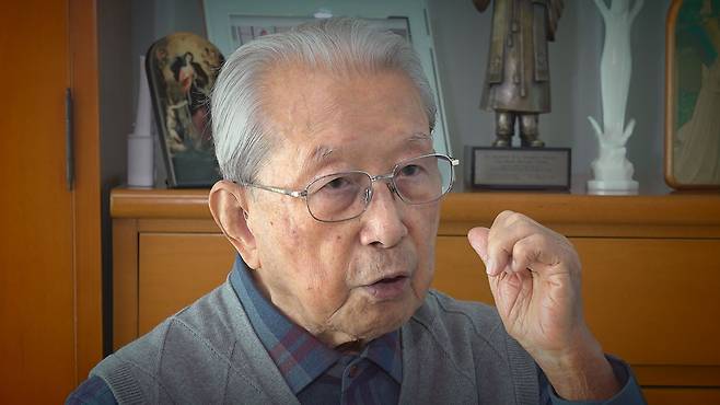 광주 가톨릭대학교 주교관에서 인터뷰 중인 윤공희 대주교