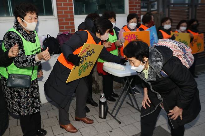 2024학년도 대학수학능력시험 최고령 수험생 김정자 할머니가 작년 11월 16일 오전 서울 마포구 서울여자고등학교에서 일성여중고 학우들의 응원을 받으며 시험장으로 입실하고 있다. 사진=연합뉴스