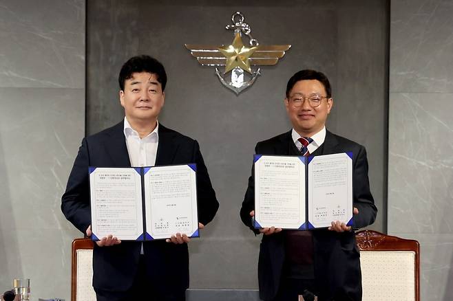 백종원 더본코리아 대표와 이갑수 국방부 군수관리관 /사진=연합뉴스