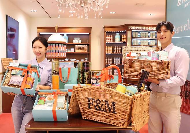 신세계백화점이 기획한 포트넘앤메이슨의 홍차 선물세트. 생산지별 홍차를 맛볼 수 있다. 신세계백화점 제공