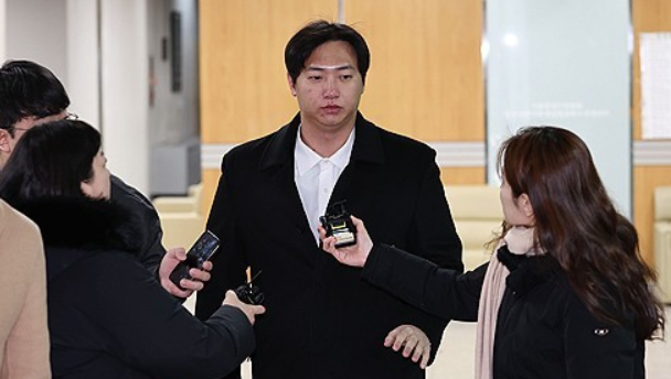 메이저리거 김하성과 류현진을 협박해 수억 원을 뜯어낸 혐의를 받는 전 프로야구 선수 임혜동이 25일 오전 서초구 서울중앙지방법원에서 열린 구속 전 피의자 심문(영장실질심사)에 출석하기 위해 법정으로 향하고 있다. 연합뉴스