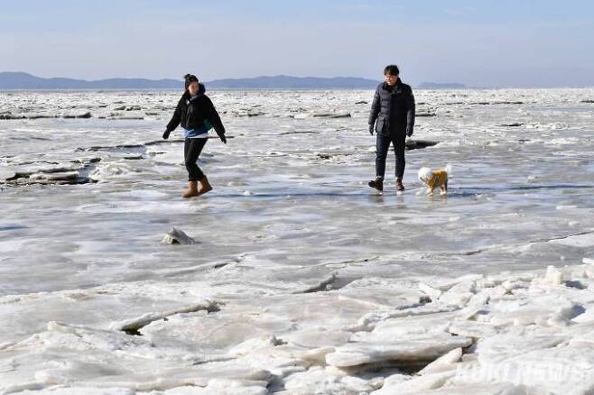 김예빈 씨 부부가 얼음 바다 위를 반려견과 함께 조심스럽게 걷고 있다.