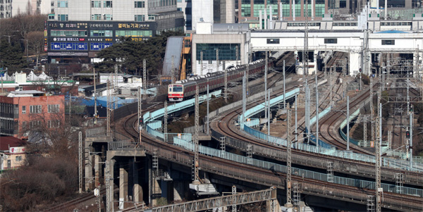 서울 구로구 구로역 일대의 철로에 전철이 다니고 있다. [김호영 기자]