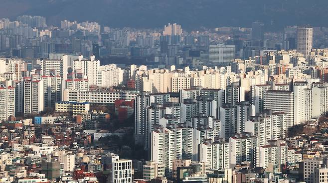 서울 중구 남산에서 바라본 서울 시내 아파트 밀집 지역의 모습. [사진 출처=연합뉴스]