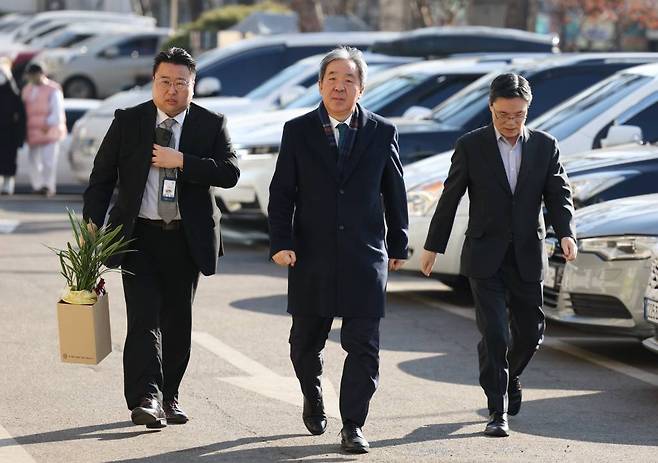 [서울=뉴시스] 고승민 기자 = 한오섭 대통령실 정무수석이 26일 배현진 국민의힘 의원을 병문안 하기위해 서울 순천향대병원으로 향하고 있다. 2024.01.26.