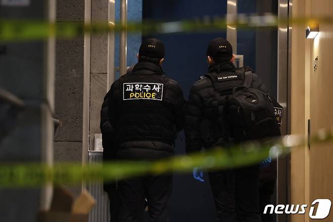 (서울=뉴스1) 김진환 기자 = 경찰 과학수사대 관계자들이 25일 오후 배현진 국민의힘 의원이 피습을 당한 서울 강남구 신사동의 한 건물로 들어서고 있다. 2024.1.25/뉴스1 Copyright (C) 뉴스1. All rights reserved. 무단 전재 및 재배포, AI학습 이용 금지.