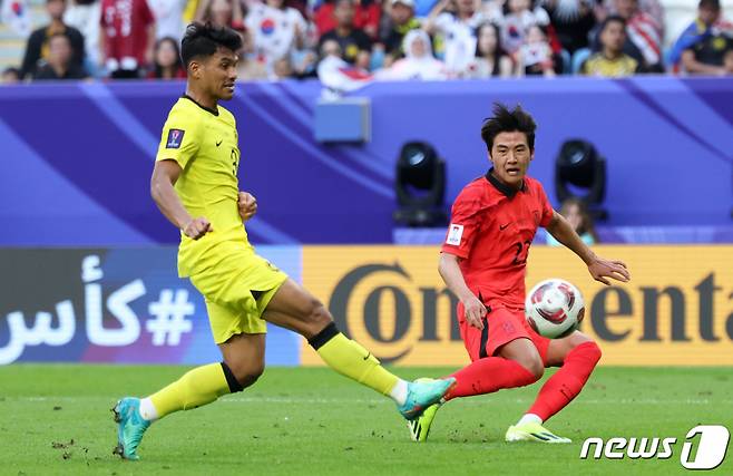 대한민국 축구대표팀 설영우가 25일(현지시간) 카타르 알와크라 알자누브 스타디움에서 열린 2023 아시아축구연맹(AFC) 카타르 아시안컵 조별리그 E조 조별리그 3차전 대한민국과 말레이시아의 경기에서 땅볼 크로스를 올리고 있다. /사진=뉴스1