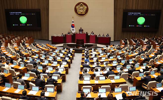 [서울=뉴시스] 추상철 기자 = 25일 오후 서울 여의도 국회에서 열린 제412회국회(임시회) 제1차 본회의에서 달빛고속철도 건설을 위한 특별법안(수정)이 가결 되고 있다. 2024.01.25. scchoo@newsis.com