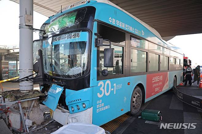 [수원=뉴시스] 김금보 기자 = 22일 오후 경기도 수원시 수원역 2층 버스 환승센터에서 시내버스가 시민 다수를 쳐 1명이 숨지고 11명이 부상을 입었다. 이날 경찰이 사고현장을 통제 하고 있다. 2023.12.22. kgb@newsis.com