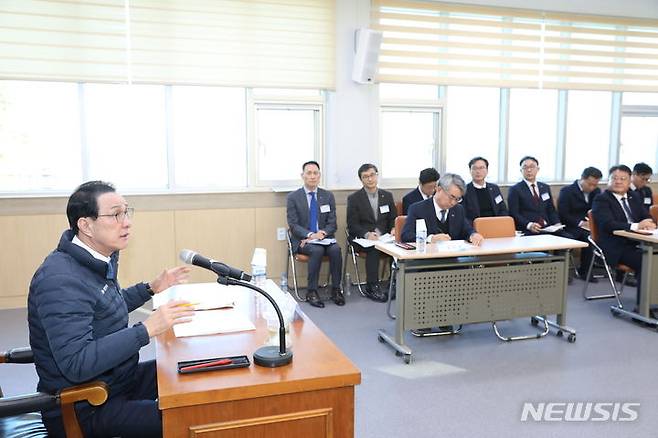 [서울=뉴시스] 노동진 수협중앙회장(사진 가장 왼쪽)은 지난 25일 강원 관내 조합장들과 간담회를 가졌다. (사진=수협중앙회 제공)