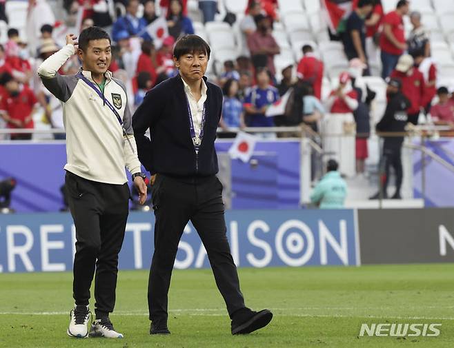 [도하(카타르)=뉴시스] 김근수 기자 = 신태용 인도네시아 축구대표팀 감독이 24일(현지시간) 카타르 도하 알투마마 스타디움에서 열린 아시아축구연맹(AFC) 2023 카타르 아시안컵 D조 조별예선 3차전 일본 대 인도네시아의 경기를 마치고 경기장을 돌며 인사하고 있다. 2024.01.24. ks@newsis.com