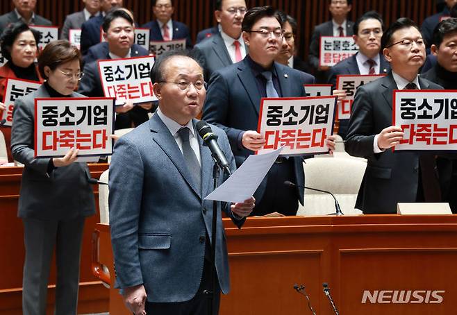 [서울=뉴시스] 이영환 기자 = 국민의힘 윤재옥 원내대표가 지난 25일 오후 서울 여의도 국회에서 의원총회를 앞두고 열린 중대재해처벌법 처리 촉구 규탄대회에서 규탄사를 하고 있다. 2024.01.25 20hwan@newsis.com