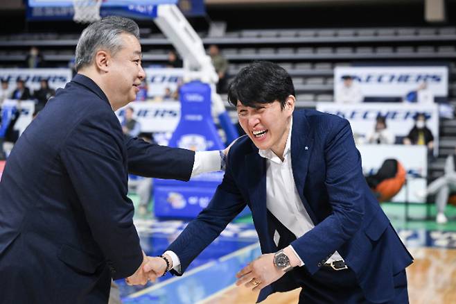 300승을 달성한 우리은행 위성우 감독(오른쪽)과 축하해주는 삼성생명 임근배 감독. WKBL 제공