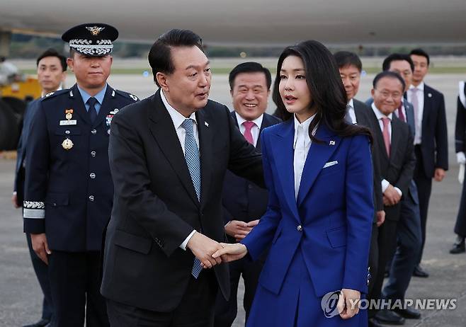 (성남=연합뉴스) 임헌정 기자 = 4박6일 간의 미국 방문 일정을 마친 윤석열 대통령이 23일 성남 서울공항을 통해 귀국, 공군 1호기에서 내린 뒤 김건희 여사와 악수하고 있다. 2023.9.23 kane@yna.co.kr 연합뉴스