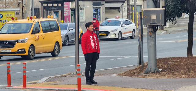 ▲안병구 예비후보가 밀양시민들에게 인사를 하고 있다. ⓒ예비후보 선거사무소