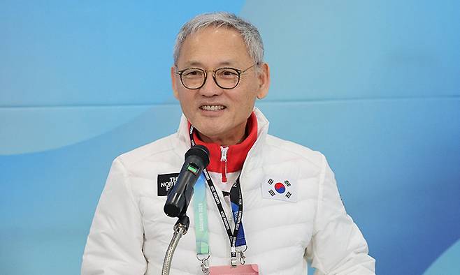 유인촌 문화체육관광부 장관이 지난 19일 강원도 강릉에 마련된 2024 강원 동계청소년올림픽 메인미디어센터에 방문해 기자단을 격려하고 있다. 연합뉴스