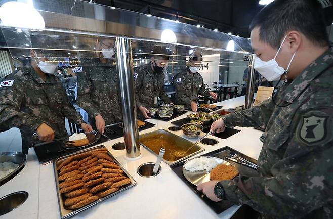 육군 장병들이 병영식당에서 점심식사를 하기 위해 음식을 집고 있다. 뉴시스