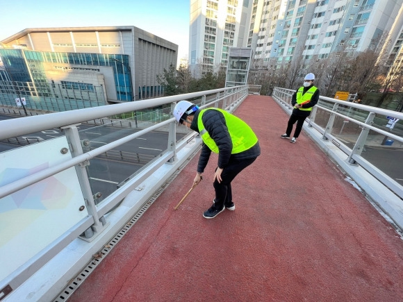 서울 성동구 관계자가 도로시설물을 안전 점검하고 있다. 성동구 제공