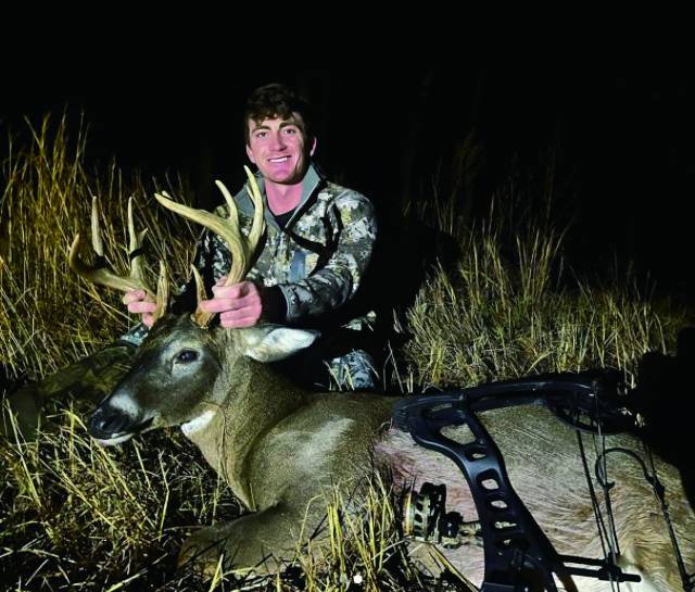 닉 던랩이 자신이 잡은 사슴과 함께 찍은 사진. 그는 이 사진을 인스타그램에 올리면서 “사슴 사냥의 제1 원칙은 사슴이 있는 곳으로 가는 것이다”고 했다. 닉 던랩 인스타그램