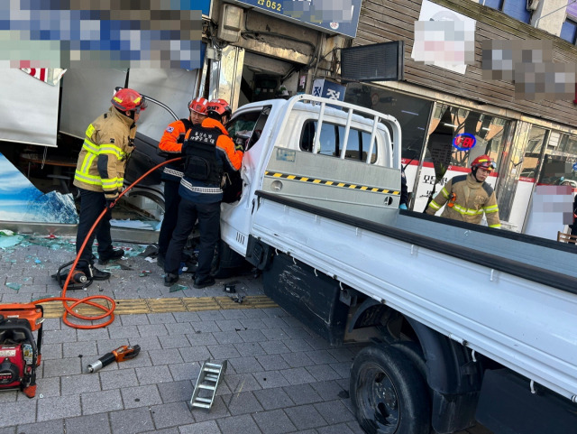 26일 오전 울산 태화로터리에서 트럭이 상가로 돌진하는 사고가 발생했다.